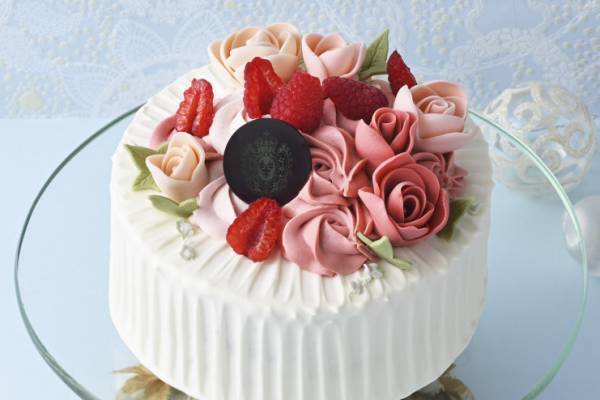 日本橋三越本店の2021年クリスマスケーキ、“バラ”や“食べる宝石・ミガキイチゴ”のショートケーキ