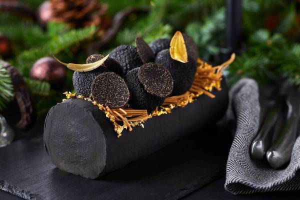 帝国ホテル 東京のクリスマス2021年、トリュフケーキや“ポインセチア咲く”クリスマスケーキ