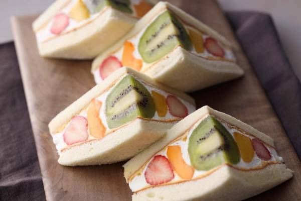 パティスリー キハチ“ロールケーキ着想”のフルーツサンド、ふんわりスフレ生地×たっぷりフルーツ