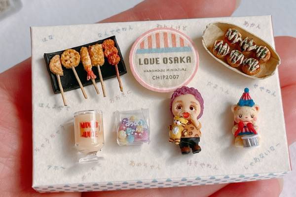 「ミニチュア写真の世界展」大阪で、ミニたこ焼きや"さつまいものイヤリング"など限定グッズも