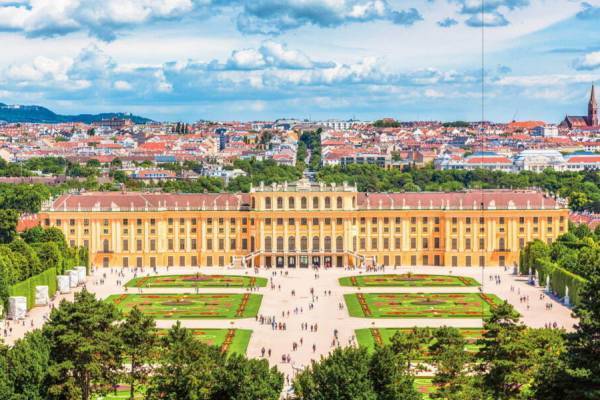 書籍『世界の美しい動物園と水族館』宮殿に併設された動物園など各館の人気動物を交えて紹介