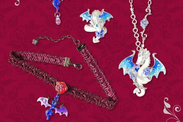 アナ スイ「ドラゴン」モチーフのアクセサリー、チョーカーやストーン付きブローチ