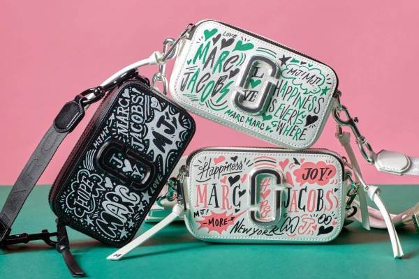 マーク ジェイコブスの人気バッグ「スナップショット」関根正吾とコラボ、手描きの一点物イラストで