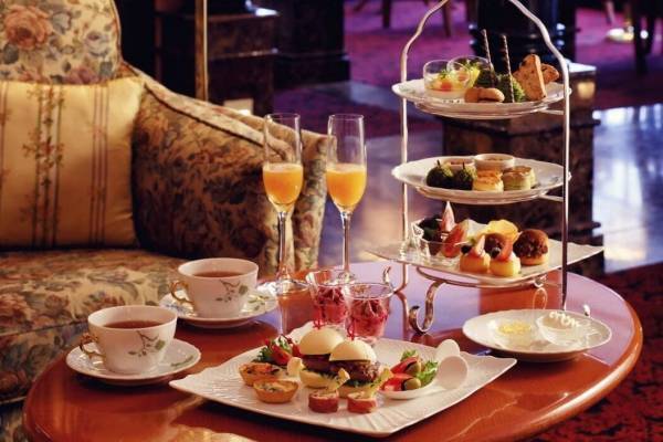 京都ホテルオークラ×名窯・ジノリ1735のアフタヌーンティー、伊スイーツを高級食器に載せて