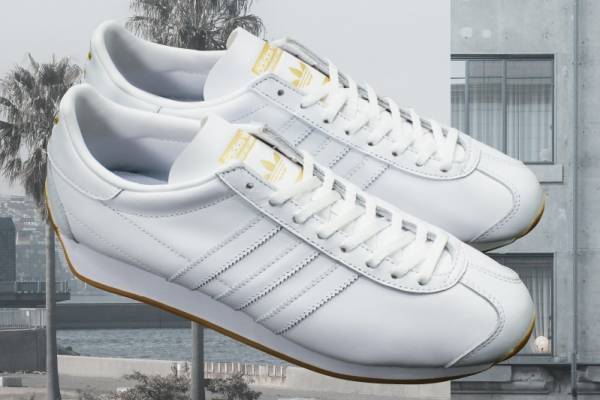 アディダス オリジナルス限定スニーカー「カントリー OG」ワントーンカラーの光沢アッパー