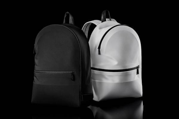 グッド グッズ イッセイ ミヤケ新作バックパック「セル」“両方向から開く”ファスナー付き