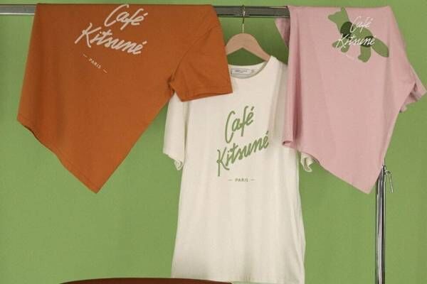 メゾン キツネ手掛けるカフェ キツネのTシャツやスウェット、抹茶やコーヒー着想カラー＆ロゴを配して