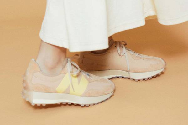 エミ×ニューバランス×トーンのウィメンズスニーカー「327」透明感あるアイシャドウのカラーを表現
