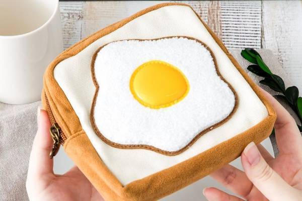 ジブリ作品『天空の城ラピュタ』の“目玉焼きパン”がポーチに？！パズーの3D小物置きも