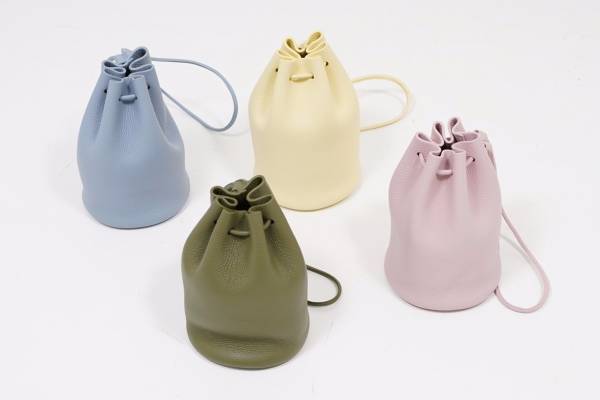 アエタ“ペールトーン”カラーの限定巾着バッグ、スーパー エー マーケットで