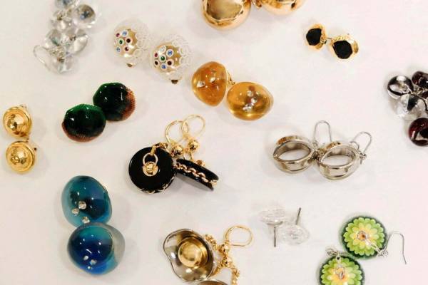 アカネ ウツノミヤの1970-80'sボタンで作る“1点もの”アクセサリー、クチュール時代のボタンも