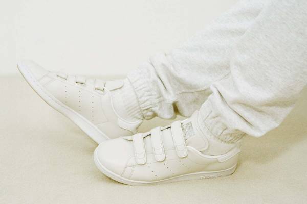 アディダス オリジナルスのスニーカー「スタンスミス」“ニュアンスカラー”のビューティ＆ユース別注仕様