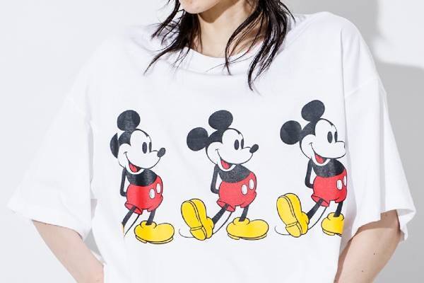 ファセッタズムのディズニー「ミッキーマウス」Tシャツ、ガムテープ風プリントやリブを配したビッグT