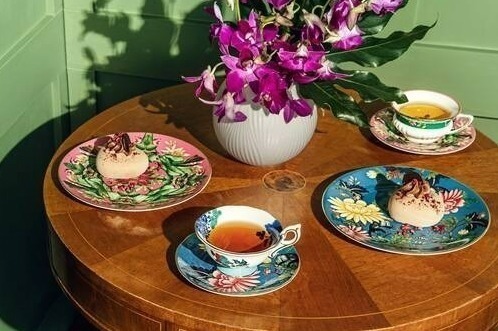 ウェッジウッド“世界を旅する”「ワンダーラスト」新作、睡蓮柄ティーカップやオウム柄プレート