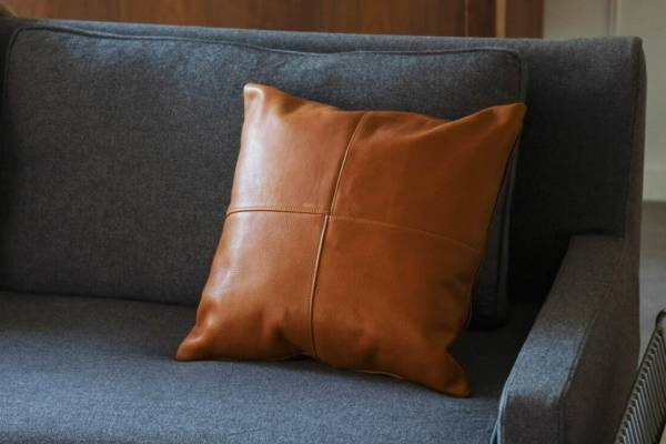 土屋鞄製造所の“レザー”インテリア、最高級ヌメ革のミラーなど「ホームコレクション」を本格展開