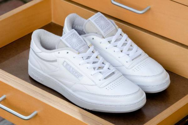 リーボック×イームズ オフィスのスニーカー「クラブ シー 85」“EAMES”ロゴ入りローカット