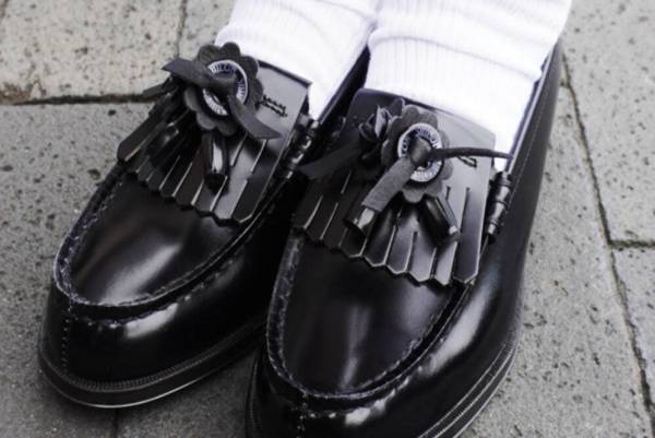 シーロン×ハルタ“花や犬”モチーフを配したコラボシューズ「メモリー ローファー」