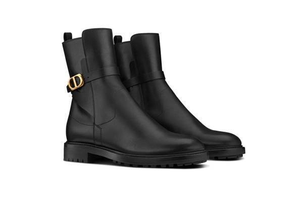 ディオールの2021秋冬レディースブーツ、“CD”バックルやシグネチャーが目を引くショートブーツなど