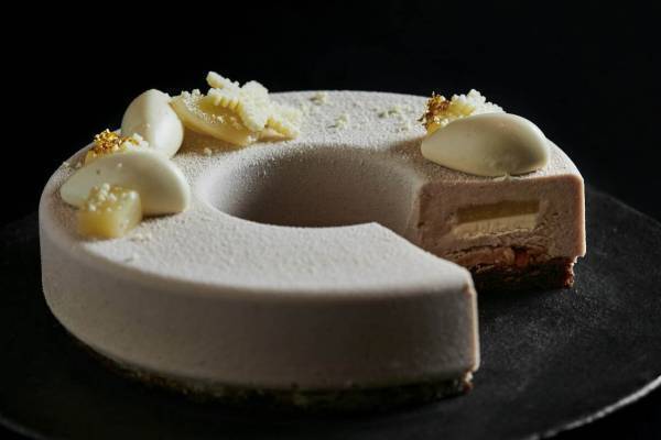 トランクホテル“冬の森”着想の2021年クリスマスケーキ、ゴマ＆フルーツゼリー入りチョコケーキなど