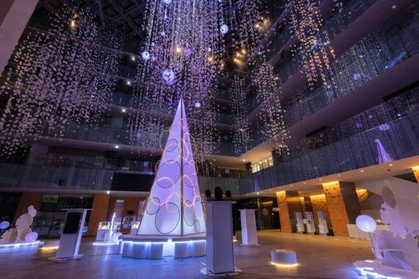 丸の内KITTEの“和紙”クリスマスツリー、“降り注ぐ雪”を表現した光の演出＆雪の結晶オブジェも