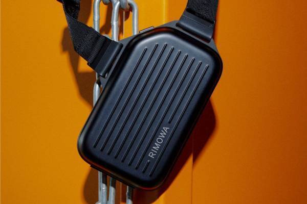 リモワ新バッグ“アルミニウムボディ”の縦型ショルダー＆ハンドバッグ