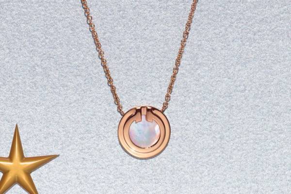 ティファニーの21年クリスマスジュエリー、“虹色”マザーオブパールの「ティファニー T」