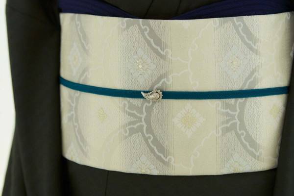 きものやまと×カスカの新作帯留"ナデシコ"のレースや燕モチーフなど、着物にシルバーの煌めきを