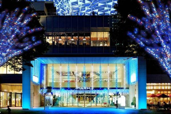 マークイズみなとみらいのクリスマス2021年、雪結晶＆ランタンのツリーやブルーのイルミネーション