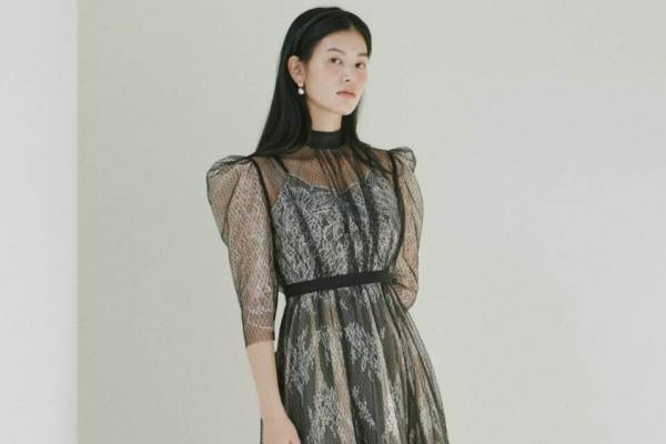 スナイデル“冬に着たくなる”レディなドレス、繊細レースのパフスリーブワンピースなど