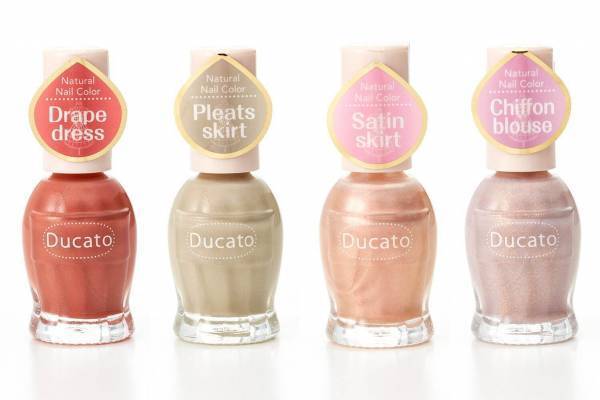 デュカート21年冬コスメ、“シフォンブラウス＆プリーツスカート”着想の偏光パール入りネイル