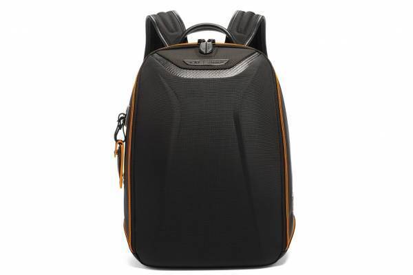 トゥミ×マクラーレン“スーパーカー”着想バッグ、USB充電ポート付きリュックやショルダーバッグ