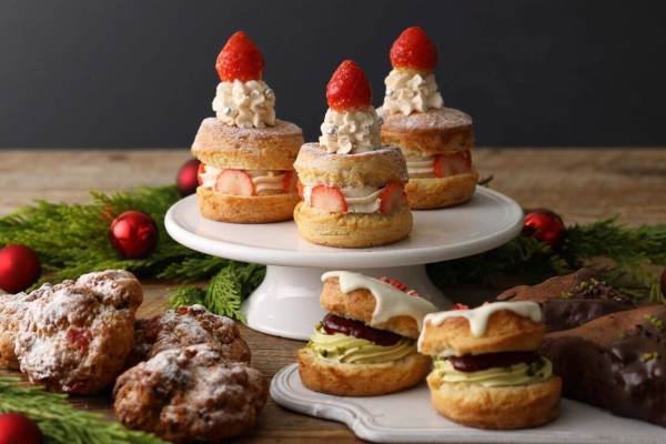 丸の内のスコーン専門店「ベイカーズ ゴナ ベイク」ピスタチオ＆苺のクリスマス限定スコーンサンド