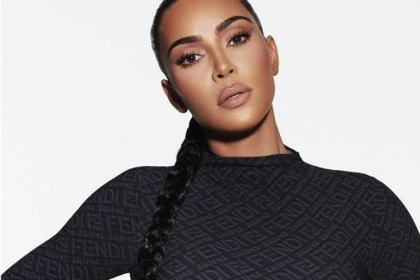 フェンディがキム・カーダシアン「スキムス」とコラボ、ベルベット素材のブラトップやロゴワンピ