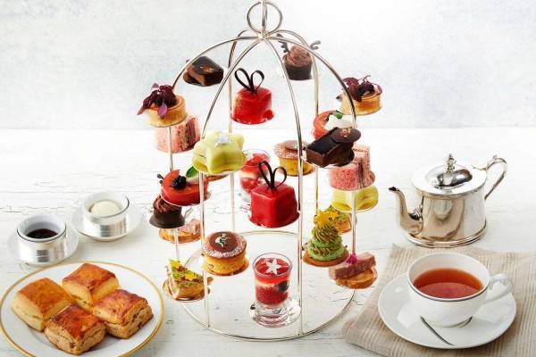 ザ・ペニンシュラ東京のクリスマスアフタヌーンティー、ツリーに見立てたマカロン＆プレゼント型ケーキ