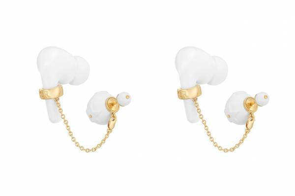 ディオールの新アクセサリー「D-VIBE」AirPodsが装着できるチェーン付き「トライバル」ピアス