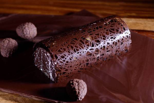 ホテル ザ ミツイ キョウトのクリスマス2021、“黒トリュフ入り”チョコムースのブッシュドノエル