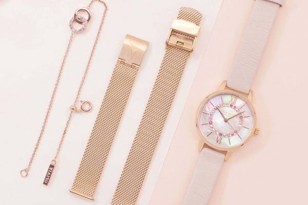 オリビア・バートンのクリスマスギフト、パステルカラーのクリスタルを配した腕時計＆ブレスレットのセット