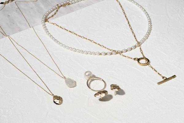 山梨発「シンプリッチ」2021年クリスマスジュエリー、パール×繊細チェーンの2wayネックレスなど