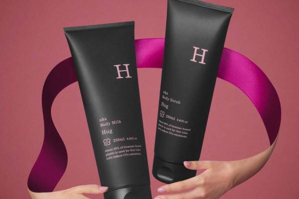 ukaのボディスクラブ＆ボディミルク、華やかだけどスパイシーな香りの「ハグ」新作