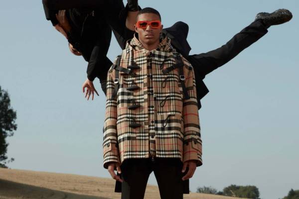 バーバリーの2021秋冬メンズ・ウィメンズアウター、チェック裏地のトレンチコートなど