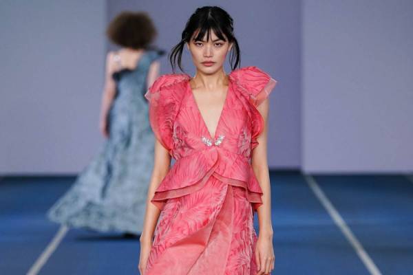 タエ アシダ 2022年春夏コレクション - 躍動する光の軌跡