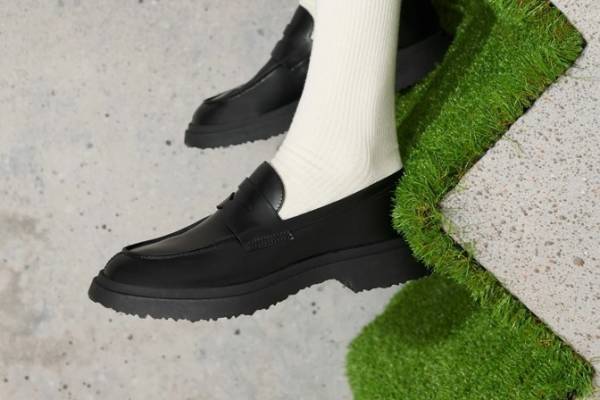 カンペールのシューズ「ウォールデン」光沢レザーアッパーの新作、パッチワーク風ダービーシューズ