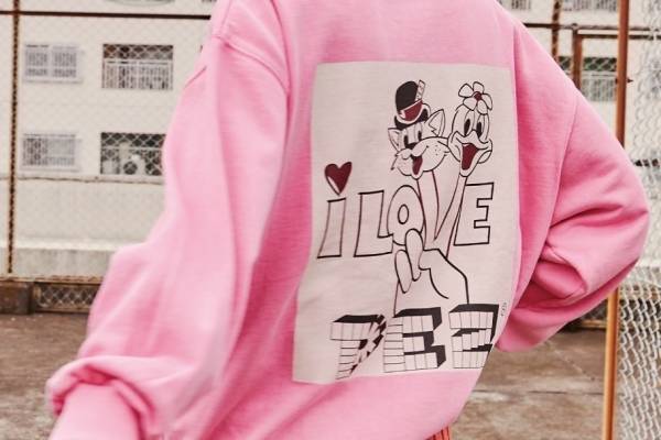 ジュエティとキャンディブランド「ペッツ」がコラボ、ヴィンテージ風プルオーバー