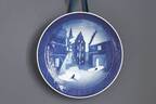 ロイヤル コペンハーゲン“お城のクリスマスイブ”を描いた「イヤープレート」青い鳥オーナメントも