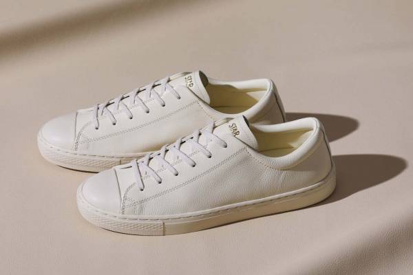 コンバースのスニーカー「オールスター クップ」シボ感のあるレザー×エクリュのワントーンで上品に