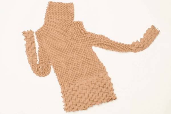 イッセイ ミヤケ新作ニット、“貝殻”のように渦巻くワンピースやハンドバッグ