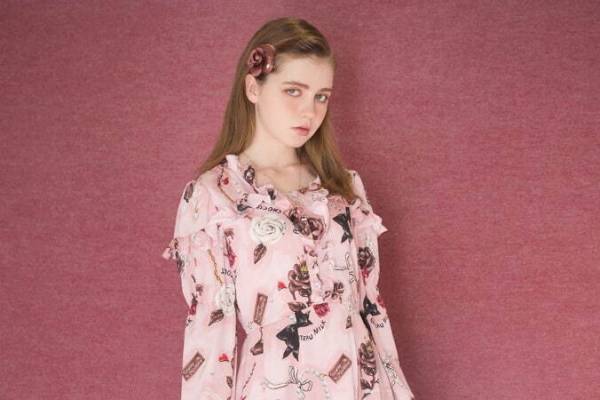 ミルク“チョコ好き女王のバースデーパーティー”がテーマのワンピ＆スカート、バラのネックレスも