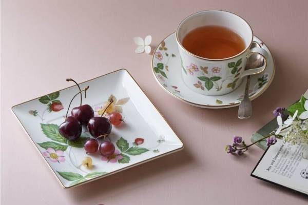 ウェッジウッド新作スクエアトレイ、苺柄「ワイルド ストロベリー」や「ルネッサンス ゴールド」から