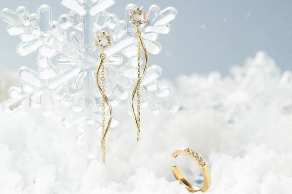 サマンサティアラのクリスマスジュエリー、“雪の結晶”ピアスや星ネックレス