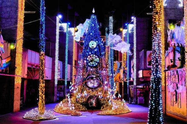 ひらかたパークのイルミネーション2021、巨大ツリーライトアップやランタン約500灯浮かぶ幻想空間